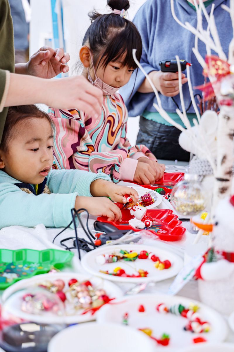 出店で小物作りを楽しむ子どもたち。夢中で作品作りに取り組みました。