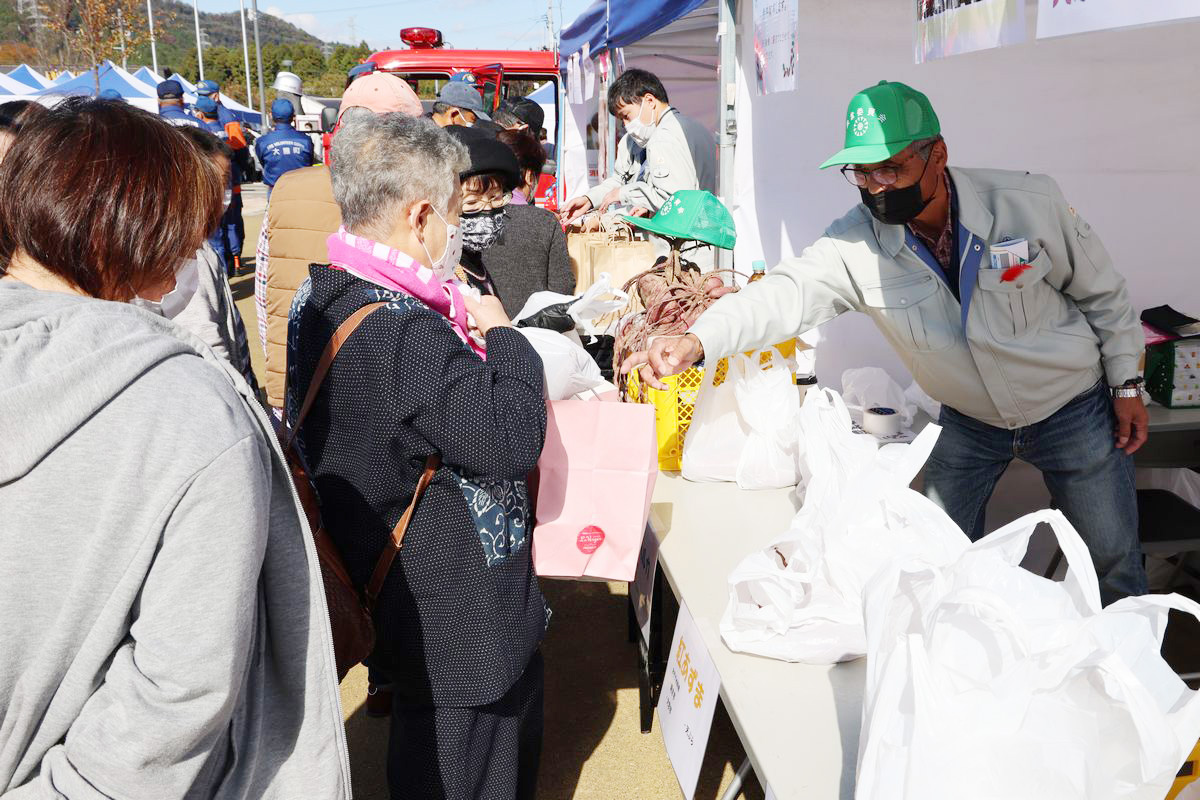 農業委員会は、大川原地区で栽培したさつまいもを、来場者に無料で配布しました。種類は紅はるか、紅あづま、シルクスイートの3種類。山積みのコンテナボックスにたくさん準備されていました。