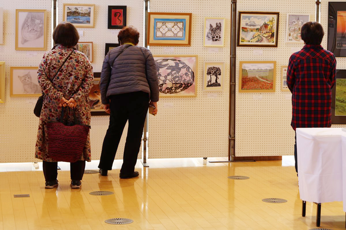 大熊町文化展の作品を観賞する来場者。