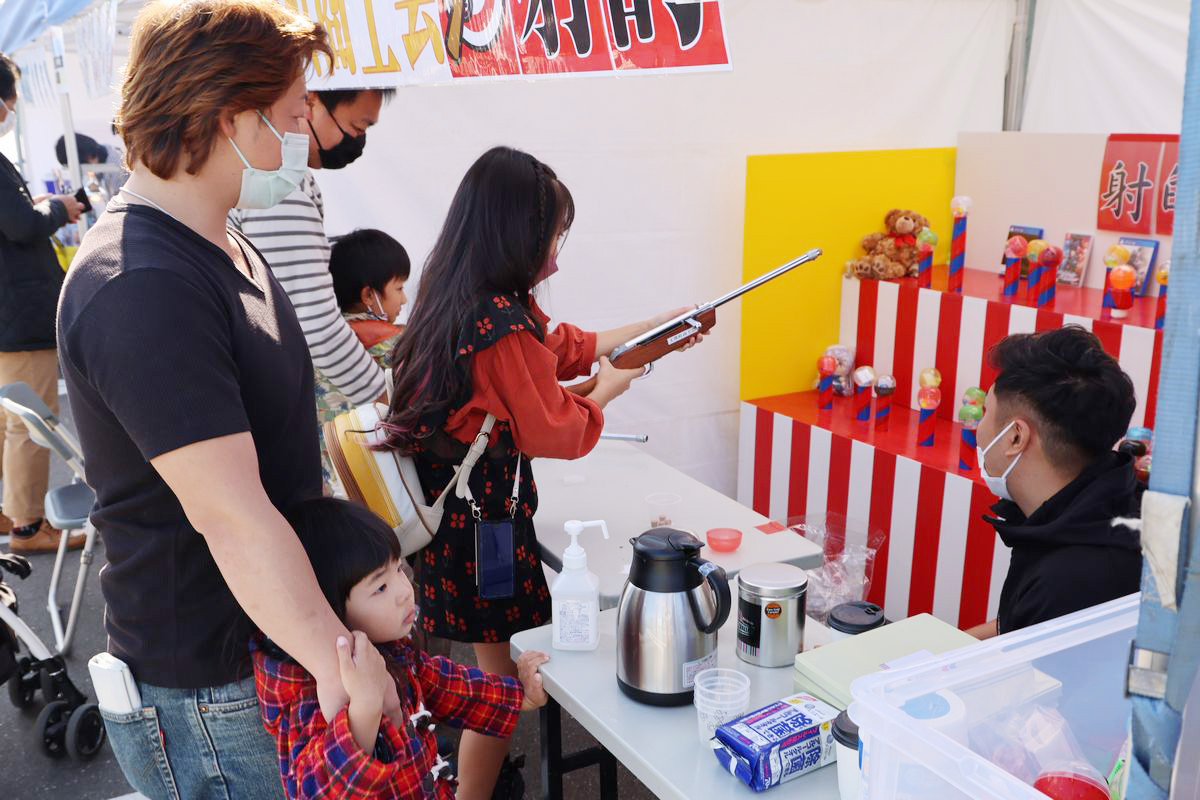 大熊町商工会は射的を出店。大人も子どもゆっくり狙いを定め、的に当たると大喜びです。