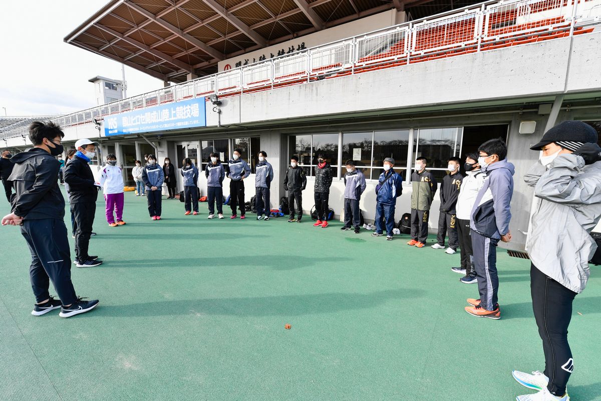 大会前日、練習前に監督の話を聞く選手、スタッフの皆さん。全員が顔を合わせる大事な時間です。