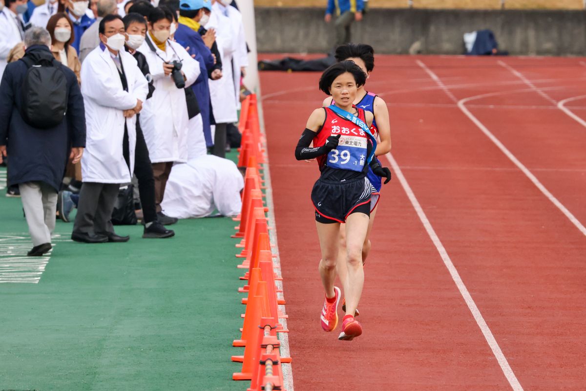 午前7時40分、しらかわカタールスポーツパーク（白河市総合運動公園）陸上競技場からスタートした第1区4km区間を走る渡辺（友）選手。