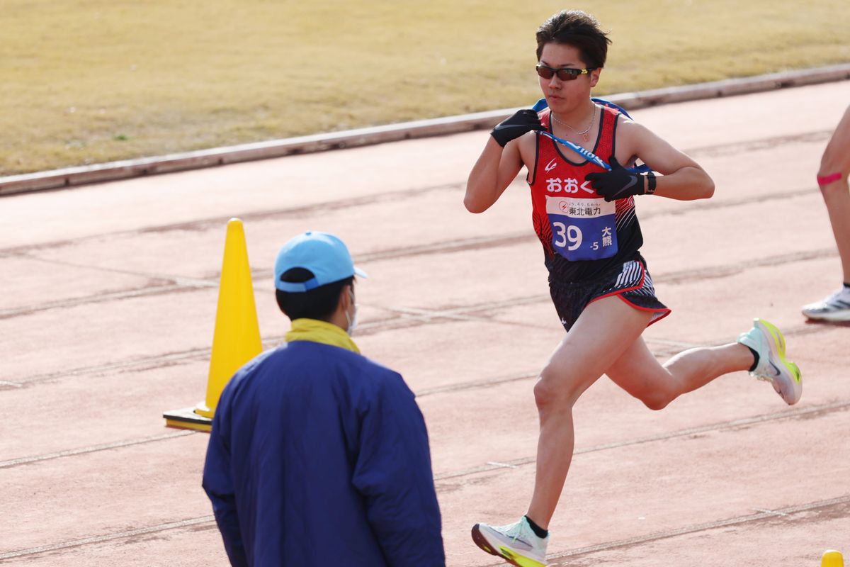 タスキを受け取り第5区6.4kmを走る吉田選手。須賀川市役所を目指します。 