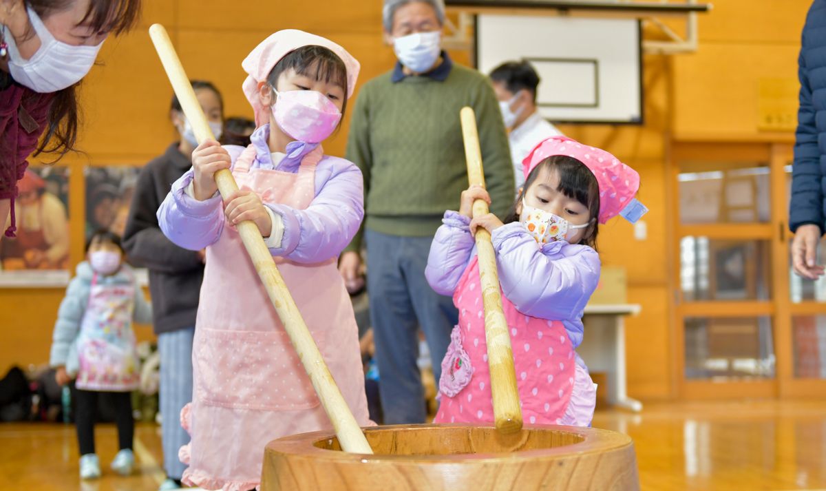 千本杵でもちをつく子ども