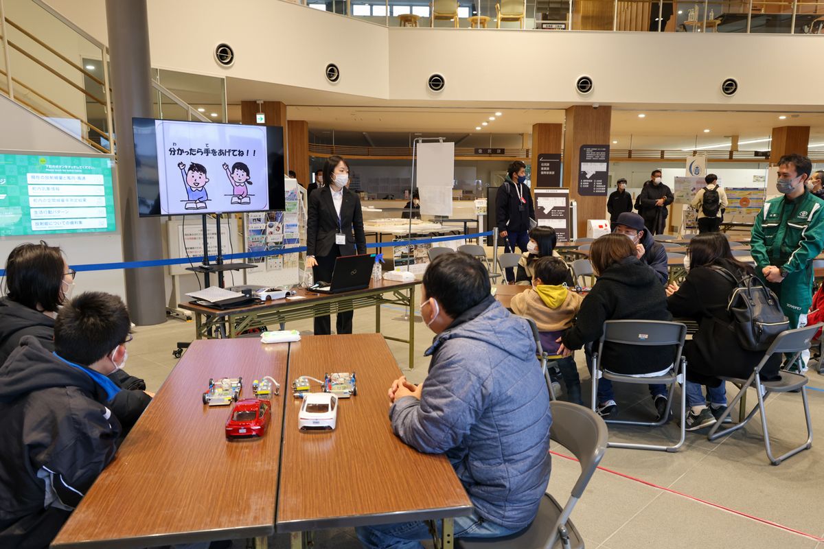 燃料電池教室では、水素で走る燃料電池自動車の技術について学び、燃料電池を作ったり、水素ミニカーの操縦を体験しました。