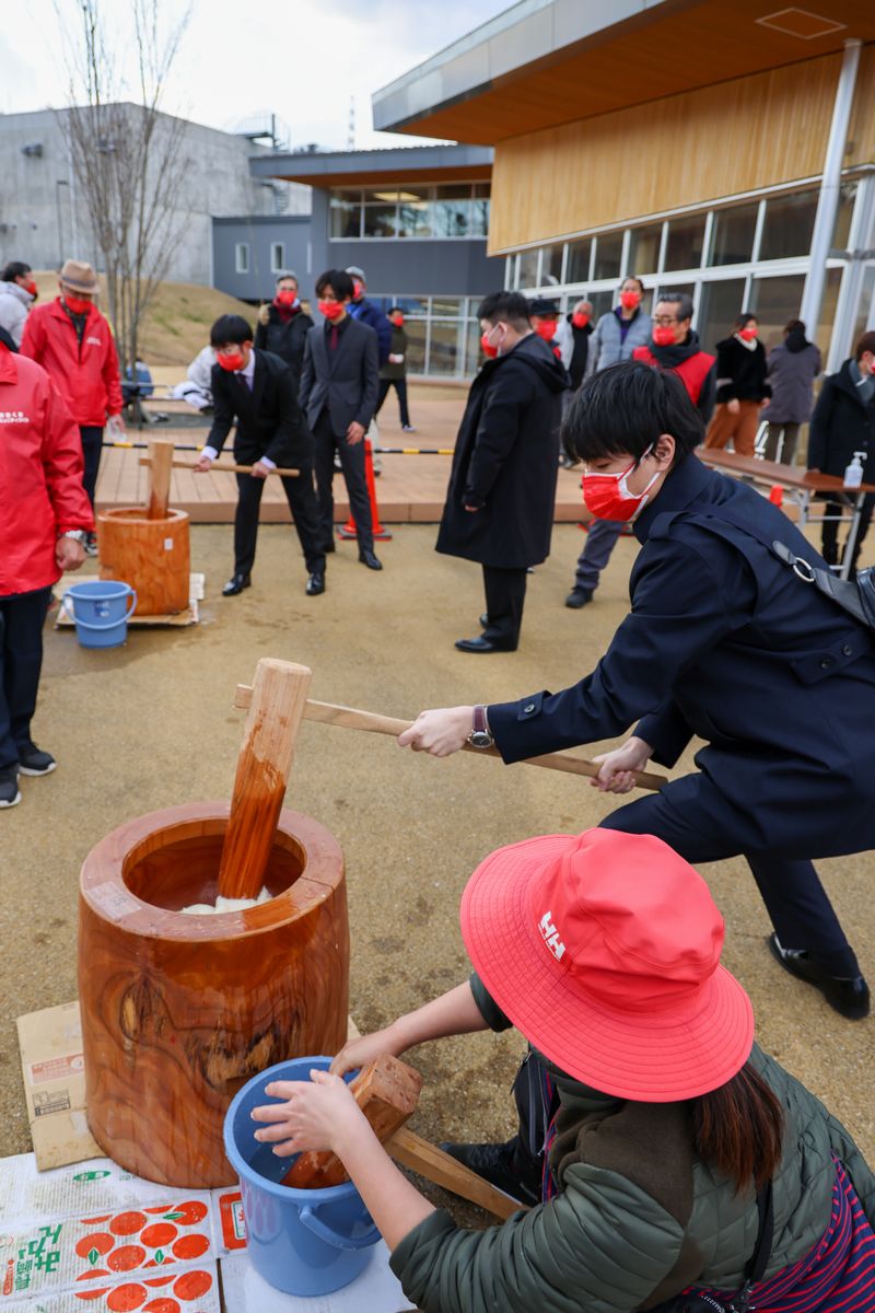 出席者が町役場前で行われていたもちつきに参加しました。