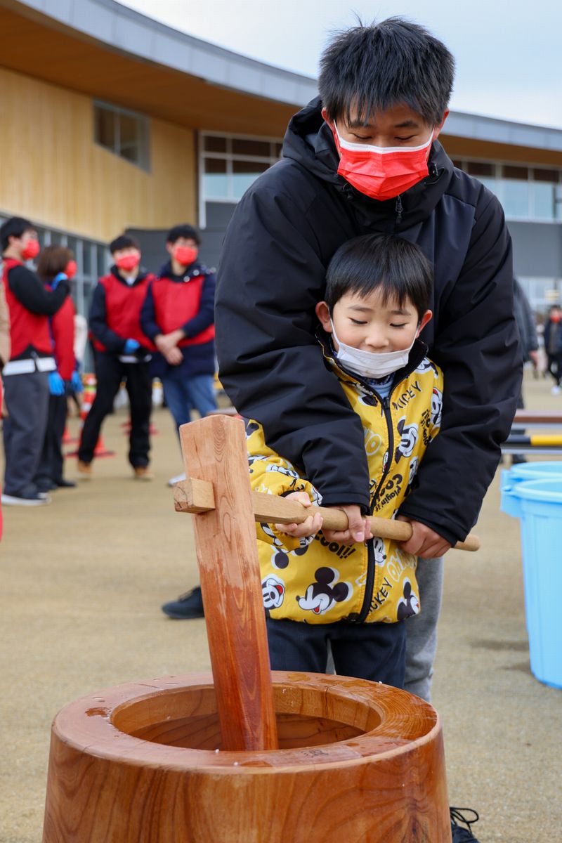 会場には5つの臼が用意され、蒸したもち米が入れられると、 参加者は「よいしょー」という掛け声に合わせ、順番にもちつきを体験しました。