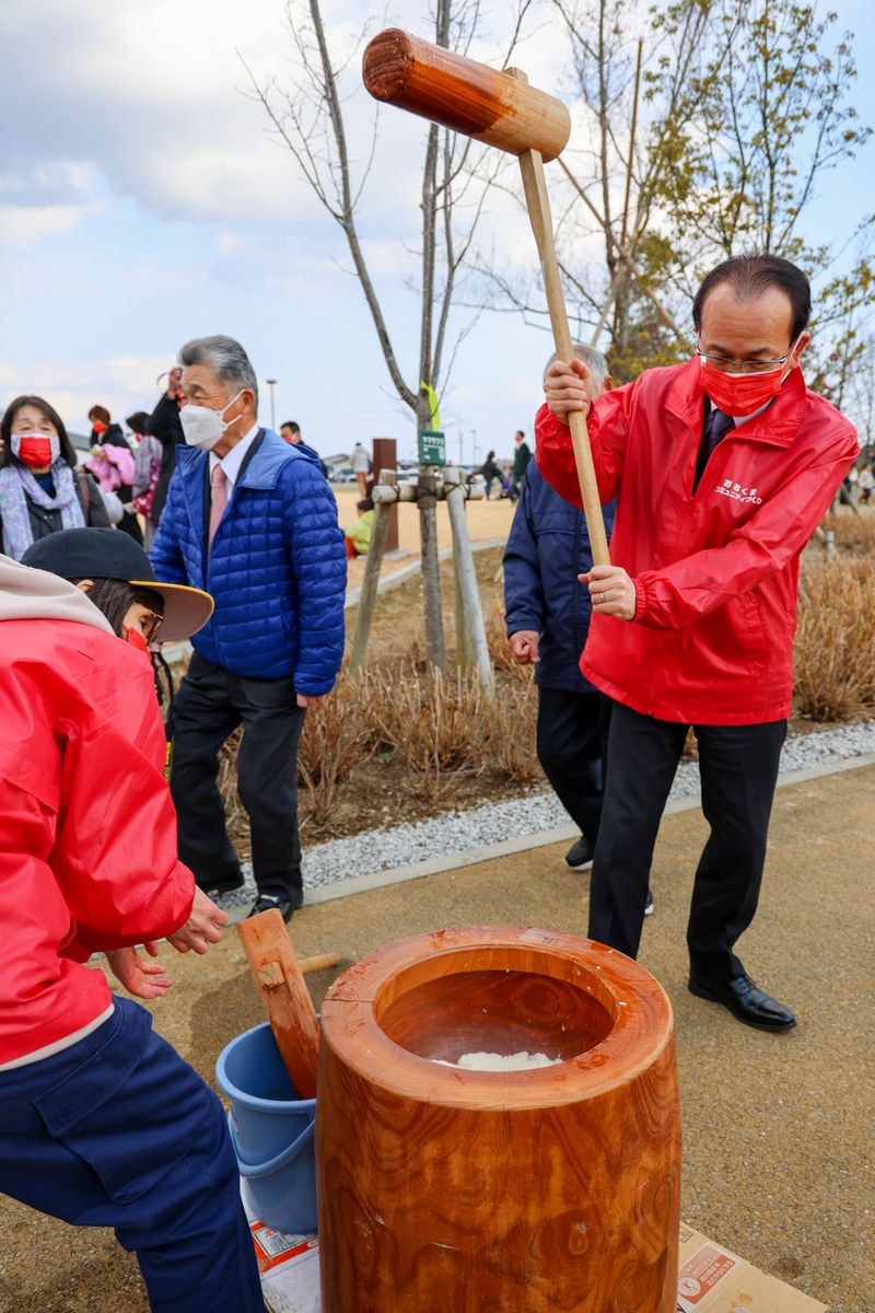 もちをつく吉田町長