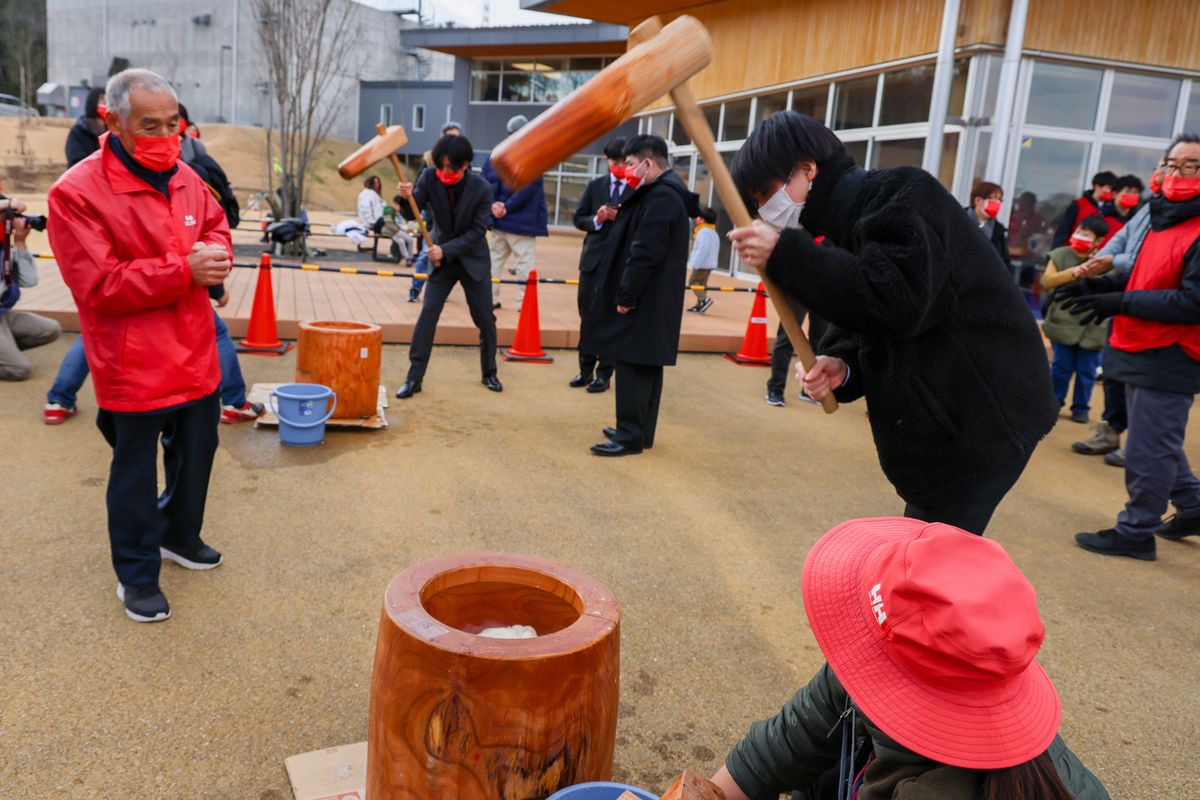 1月8日開催された町成人式の出席者もスーツ姿でもちつきに参加。新成人が順番でもちつきをしました。