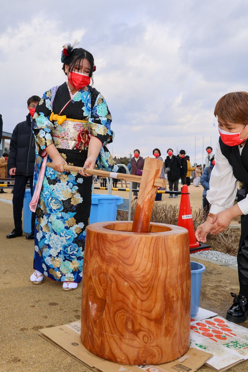 里がえりもちつき大会が1月8日、町内で開かれました。同日開催された町成人式の出席者も参加し、ふるさとで晴れの日を祝いました。