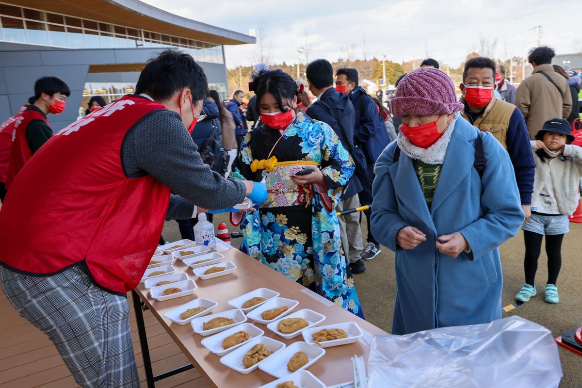 大熊町役場前広場では、あんこやきな粉もち、汁もちが振る舞われ配布場所には来場者の列ができました。