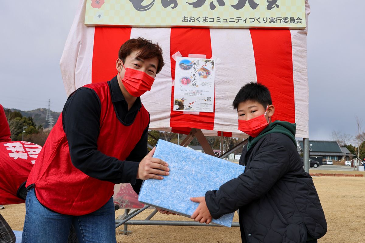 もちまきの後は、お楽しみの抽選会。数字が発表されるたび会場から歓声が上がりました。