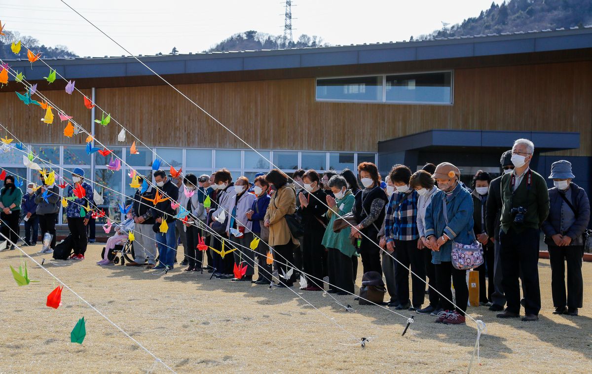 町役場前広場で黙とうする町民ら