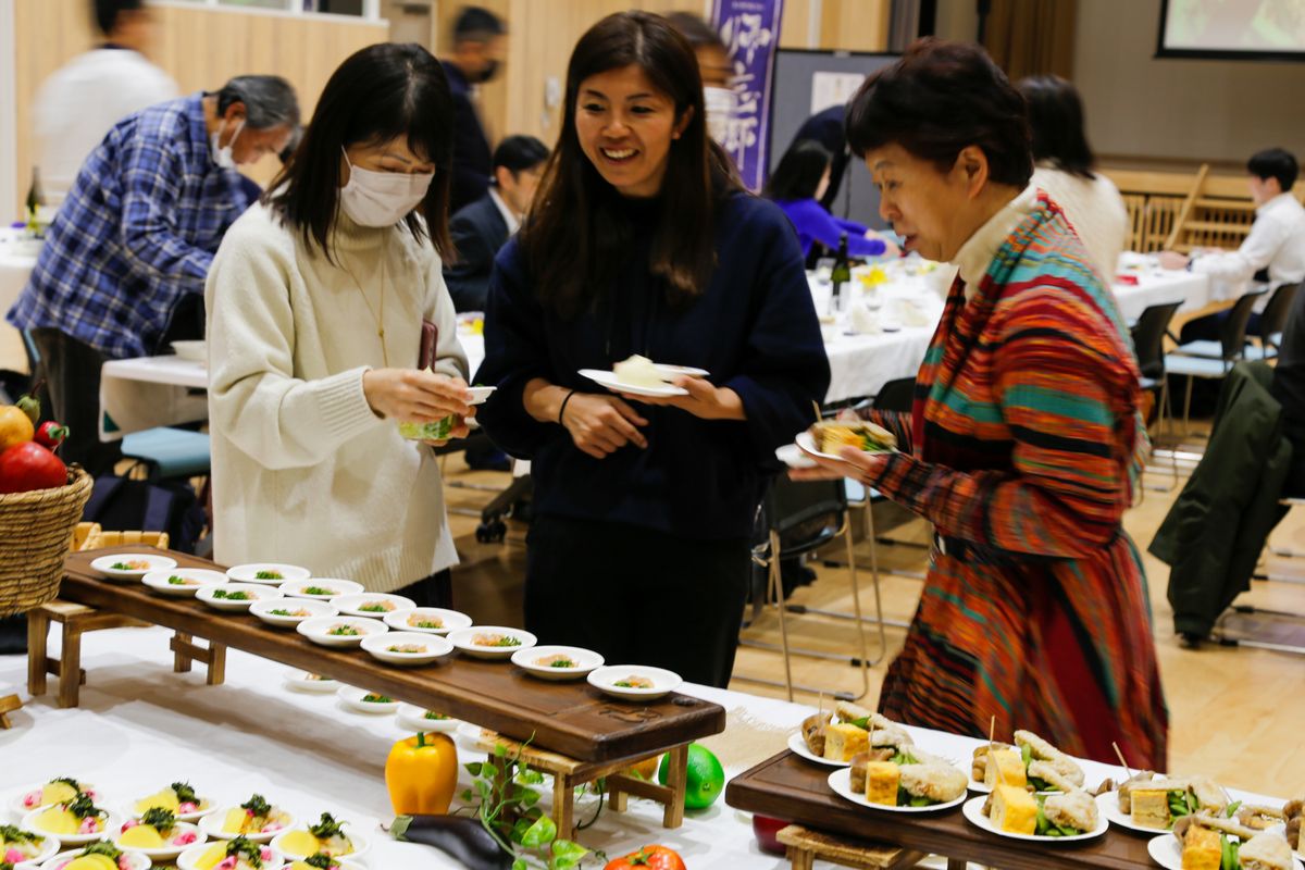 料理を選ぶ参加者