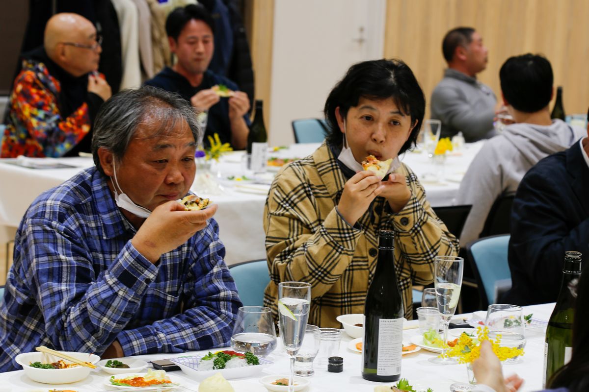 高木さんのピザを味わう参加