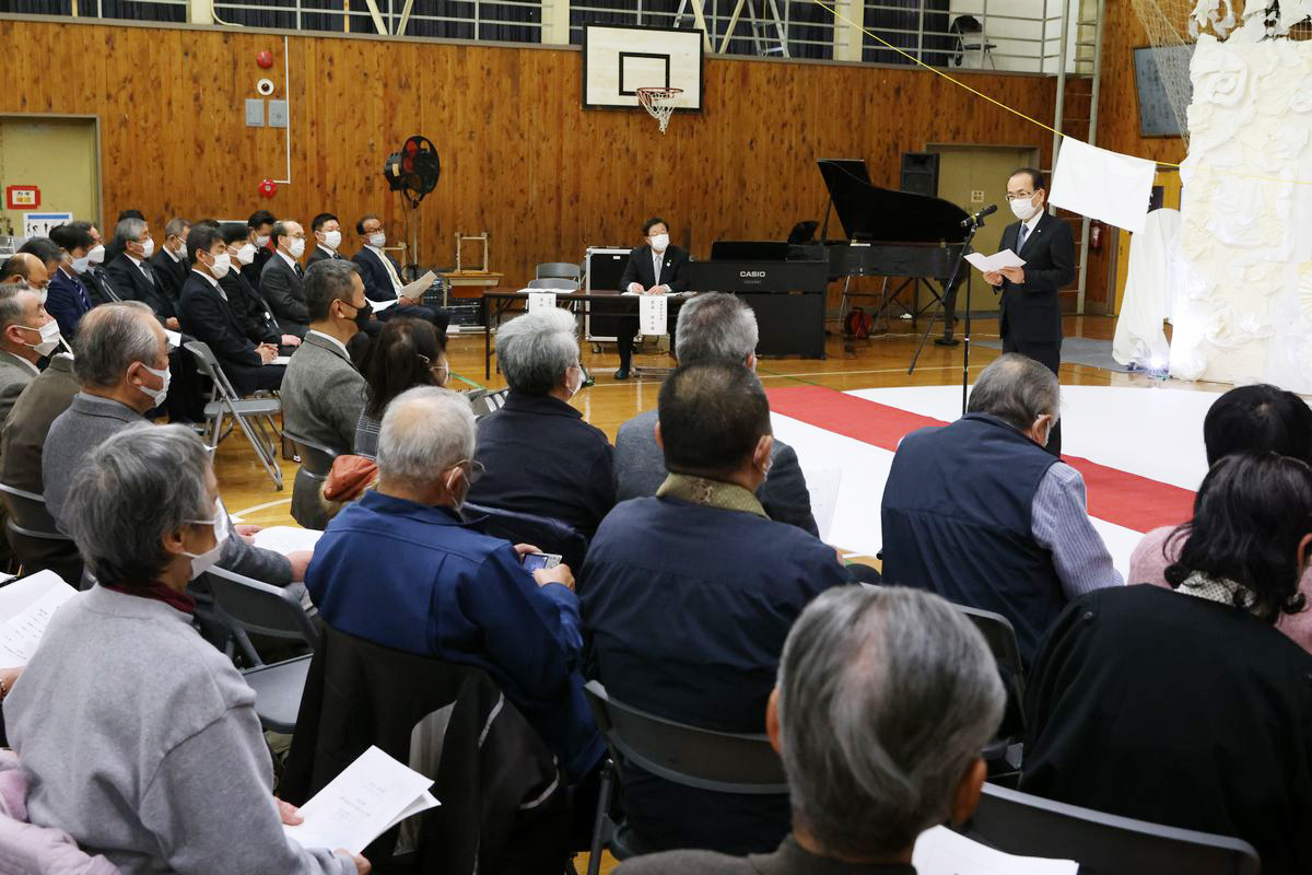 避難先での学校生活を支援してきた会津若松市や河東町地域の皆さんに感謝を述べる吉田町長。