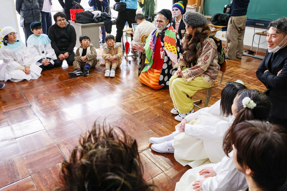 劇には、町立幼稚園の園児と義務教育学校の児童生徒、教職員ら25人が出演。脚本・演出・美術は演出家の木村準さん、音楽・作曲は作曲家の関口直仁さんが担当しました。木村さんと関口さんは、令和4年度の演劇ワークショップの講師として、子どもたちの表現力や伝える力を育んできました。本番前、演出家の木村さんは出演者を集めて「このメンバーで演劇ができるのはあと1回。今までの気持ちを全部ぶつけよう。最後の宿題は楽しむこと」と呼びかけ、全員が「楽しもう」と声をかけ合いました。