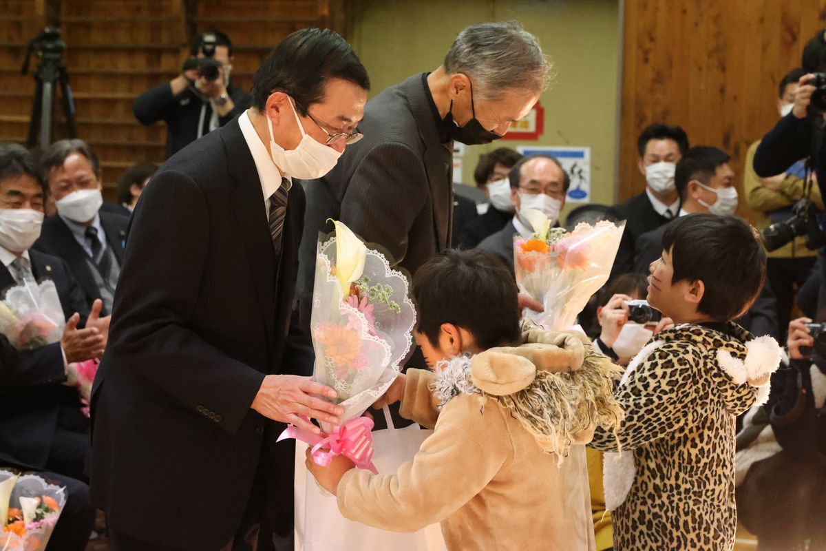 園児2人は町立幼稚園在園中の歴代園長に花束を渡しました。