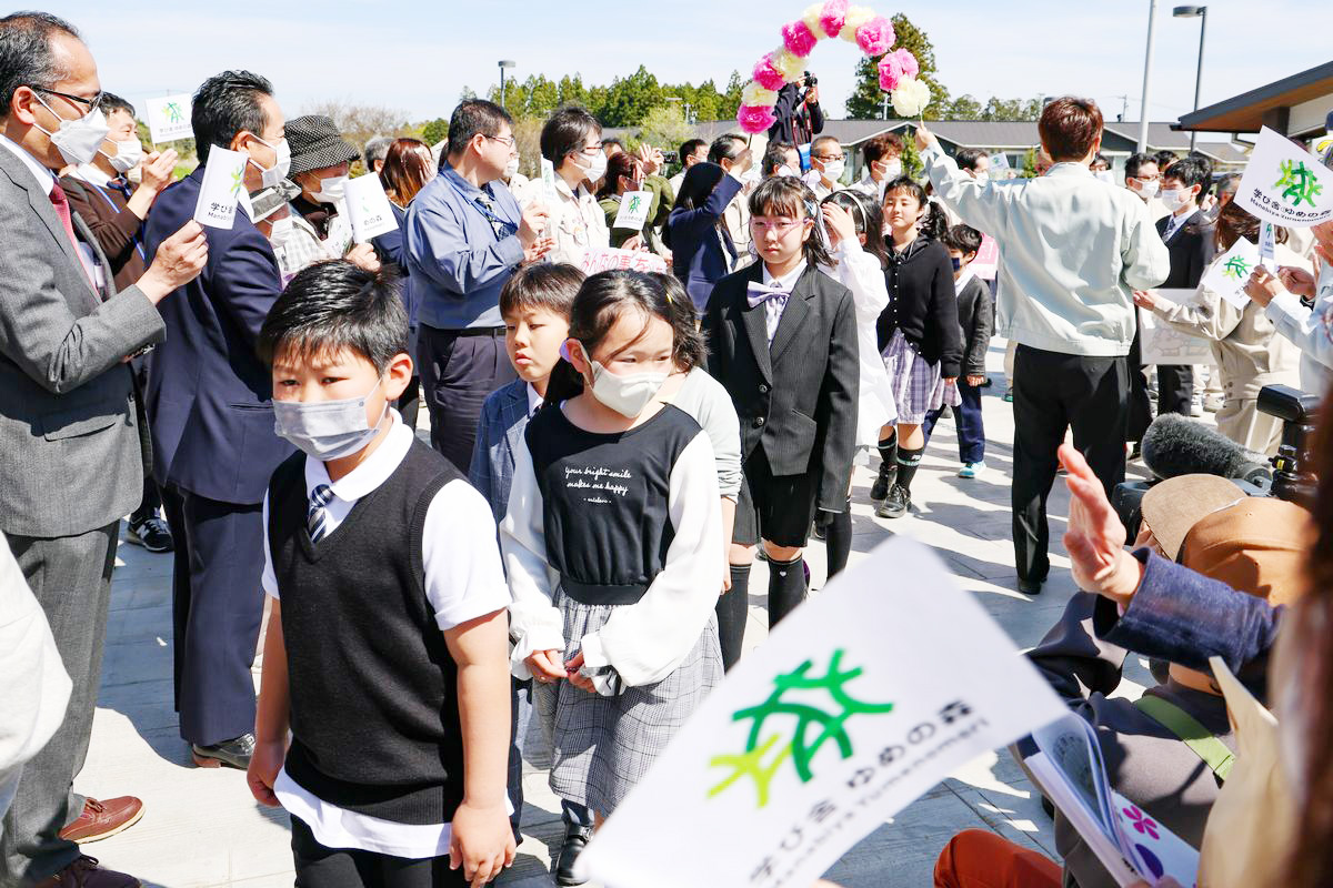 町民らが花道をつくり、子どもたちを出迎えました。