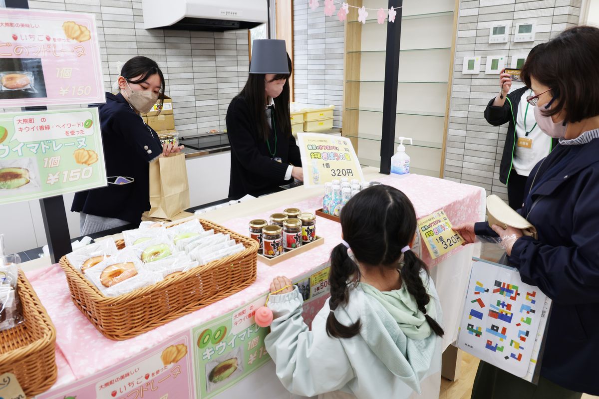 ふたば未来学園の物品販売コーナーには、大熊町のいちごやキウイを使って作られたマドレーヌの焼き菓子がたくさん用意されました。