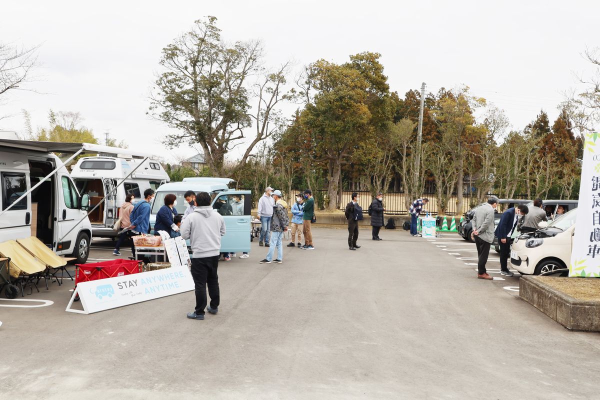 駐車場エリアの一部にはキャンピングカーや電気自動車などが展示され、来場者は室内装備や新しい工夫などの説明を聞きながら見て回りました。