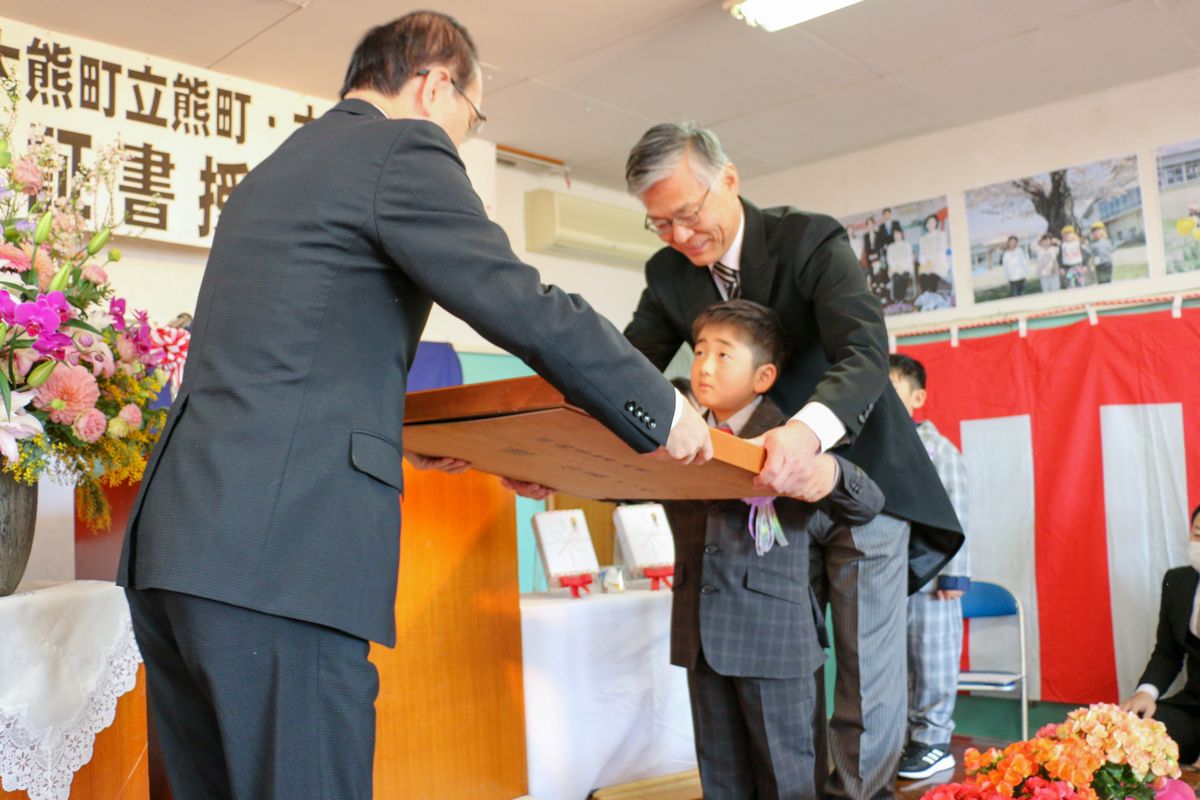 町立幼稚園で修了式に引き続き行われた閉園式では、園児から熊町・大野幼稚園の園章を返還された吉田淳町長が閉園を宣言しました。写真は吉田町長に園章を返還する園児。