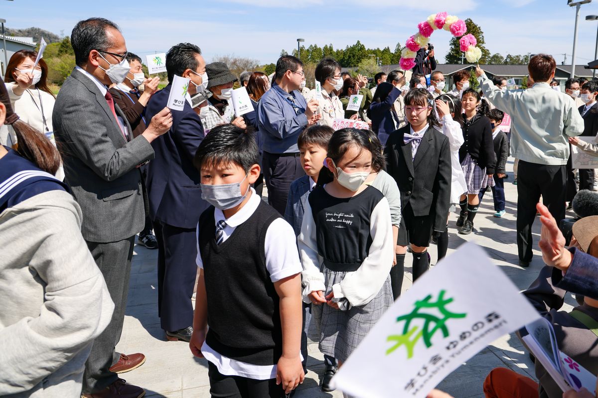 町立学び舎ゆめの森の始まりの式が4月10日、linkる大熊で開かれ、園児と児童生徒26人が町内での学びをスタートさせました。式の前には、町民らが花道をつくり、子どもたちを出迎えました。