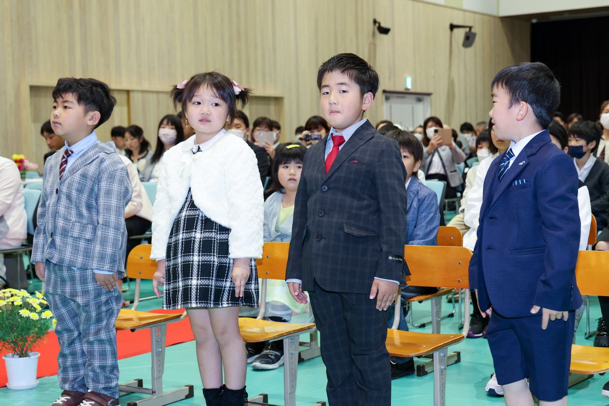 新入学生の4人は、名前を呼ばれると元気に返事をして立ち上がりました。