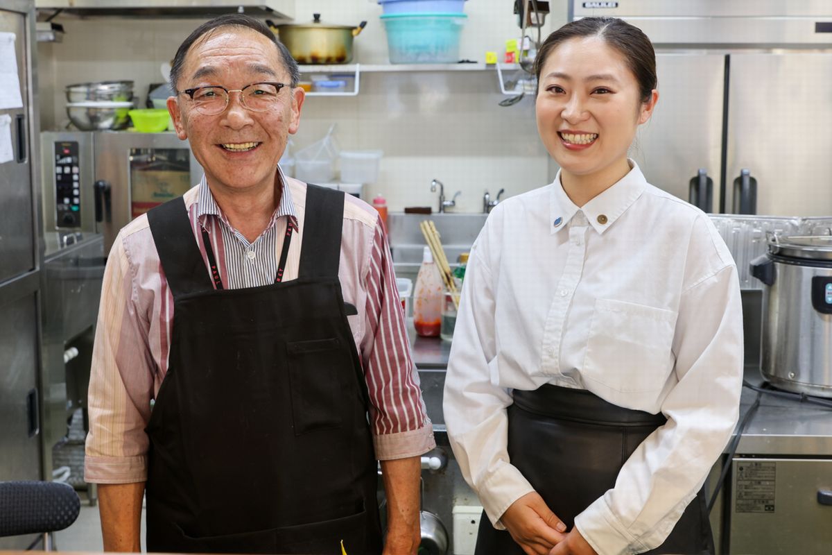 カウンターに立つ武内さんと近藤さん