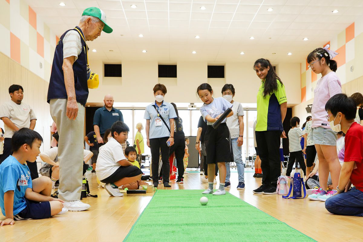 スカットボールで対戦する参加者