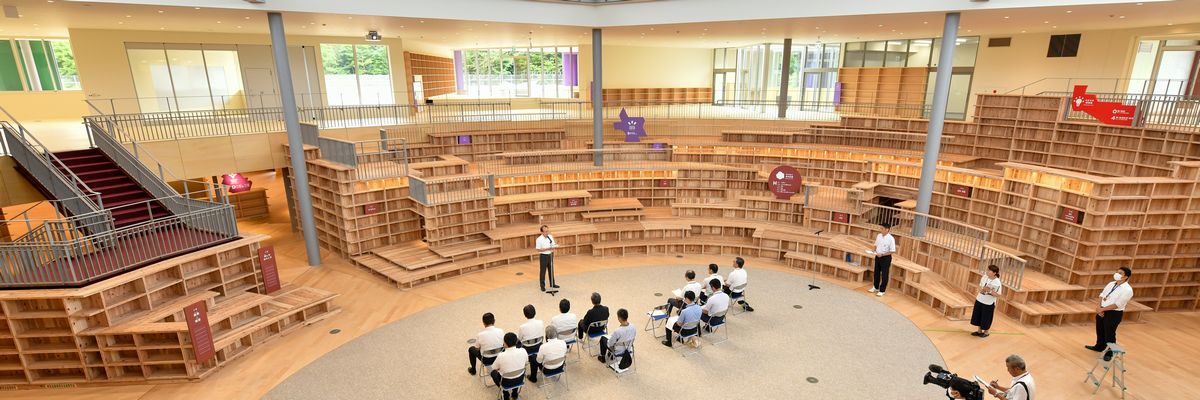 図書ひろばで行われた式の様子