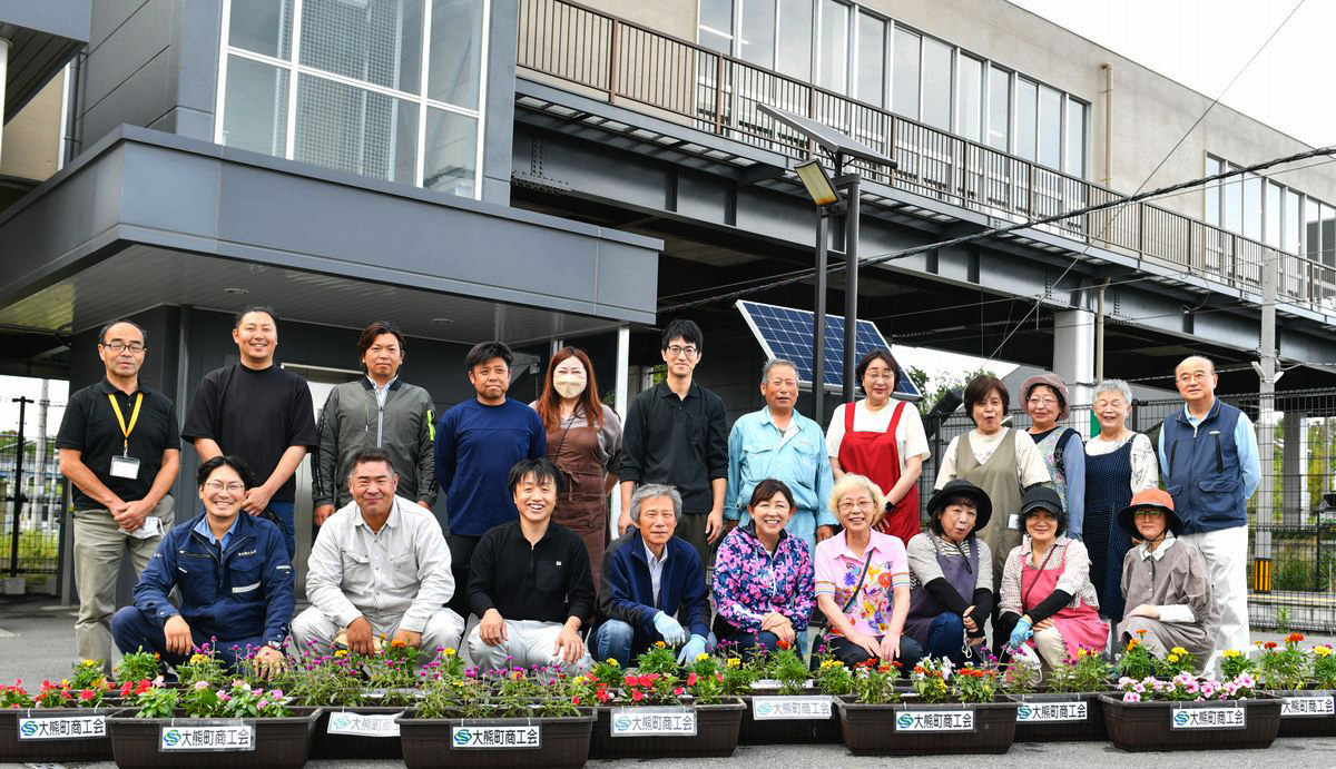 駅にプランターを飾る町商工会関係者ら