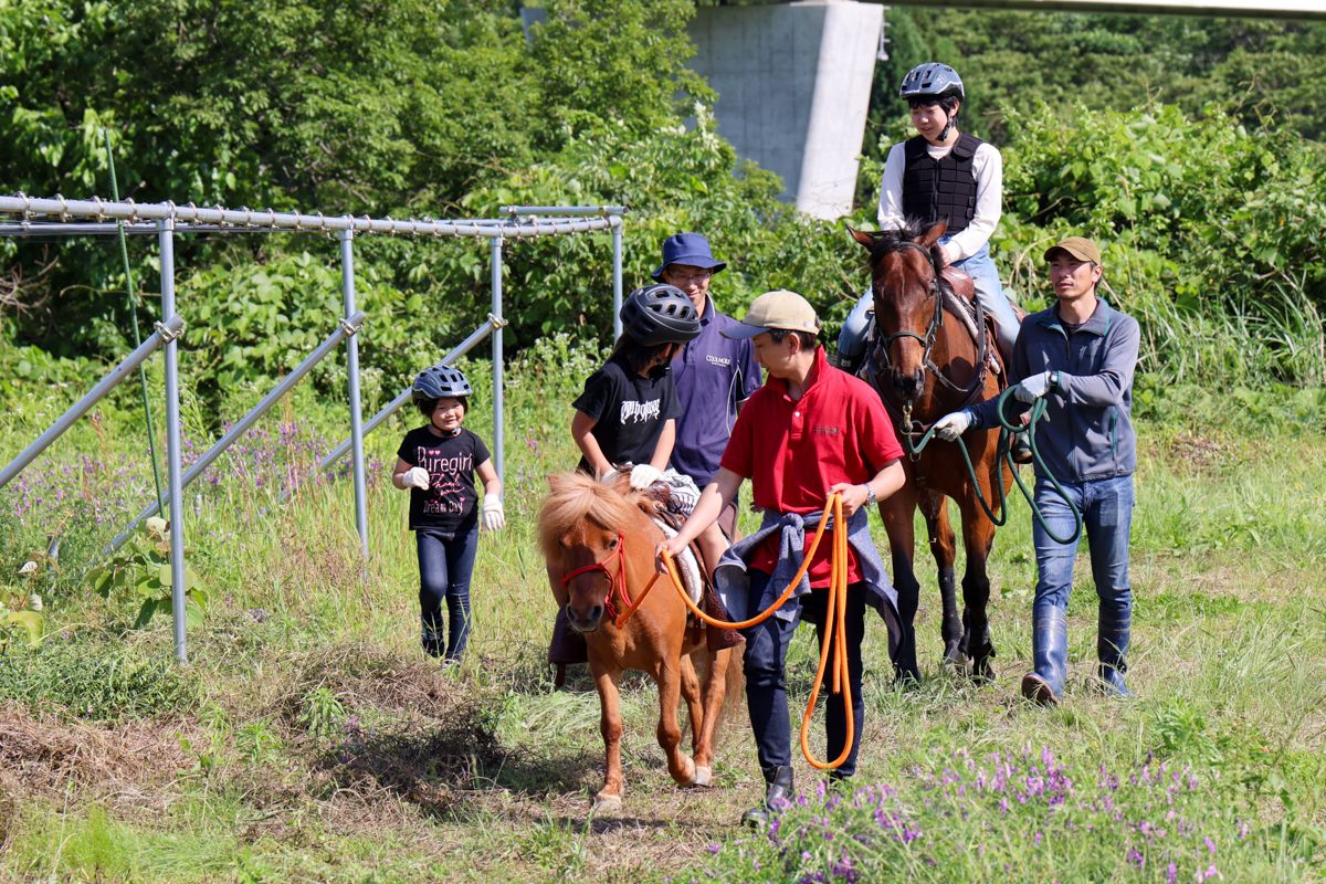 「花とキウイと馬と大熊」の交流イベントにポニーとサラブレットが来所。順番で乗馬体験が行われました。子どもたちは、乗ったり触ったりたくさん触れ合いました。