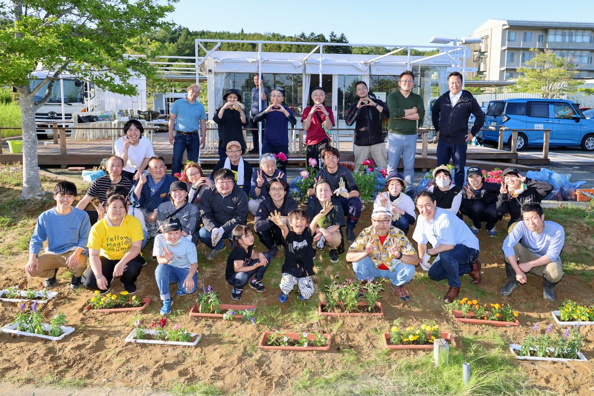 花壇づくりを行った参加者。彩りを考えて配置された花がいっせいに咲く日が楽しみです。