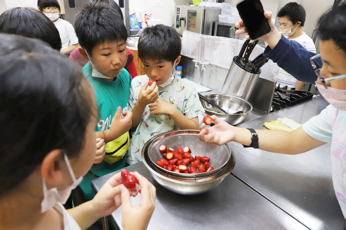 イチゴを味わう子どもたち。