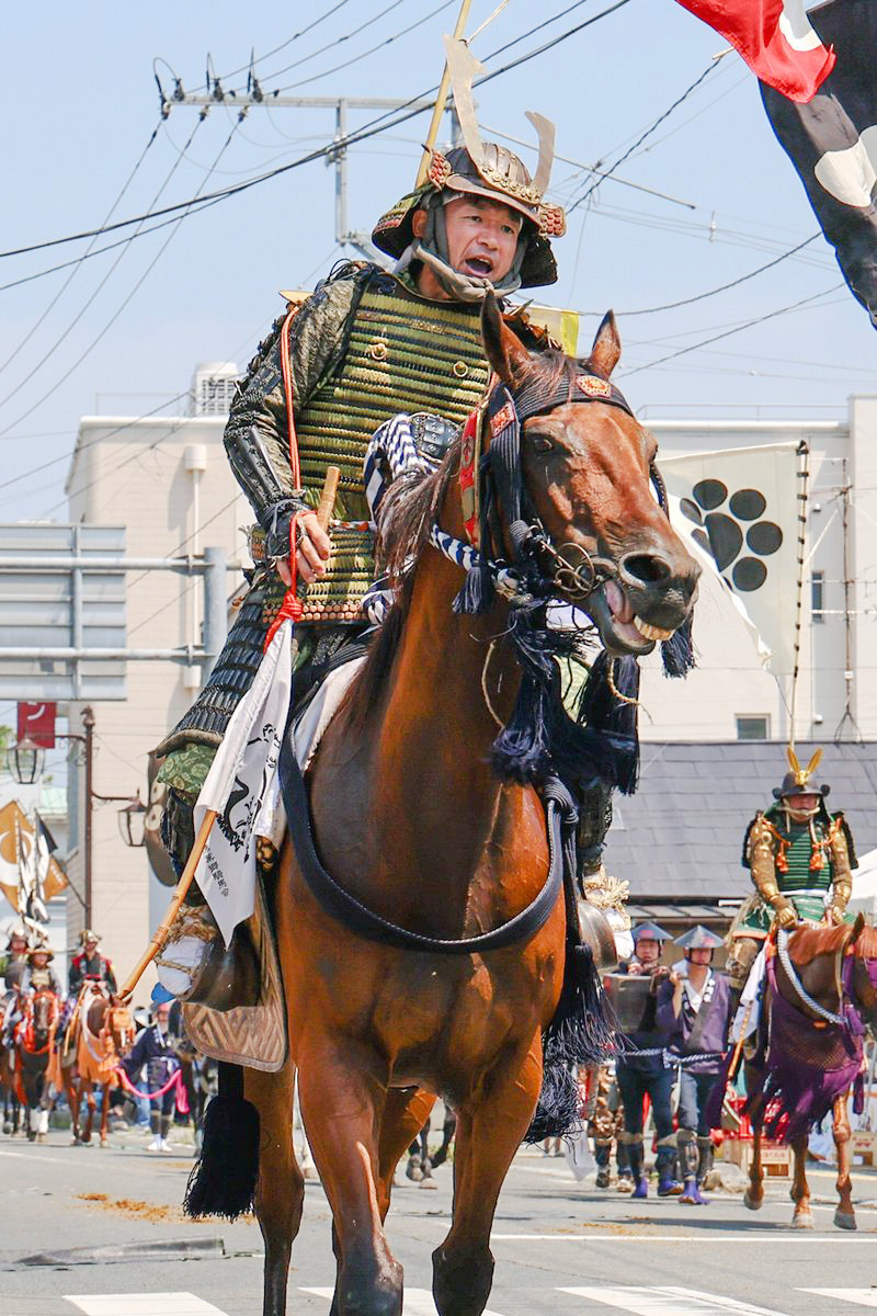 大熊町の騎馬武者たちが雲雀ケ原祭場地への道のりを行進しました。