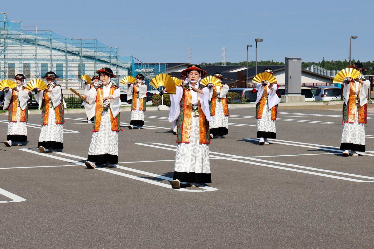 役場前駐車場で舞を踊る相馬流れ山踊り保存会