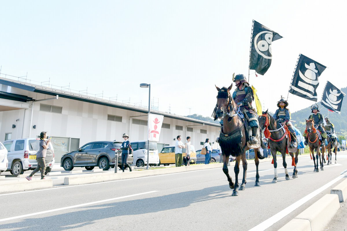 町交流ゾーン前で凱旋をする騎馬武者ら