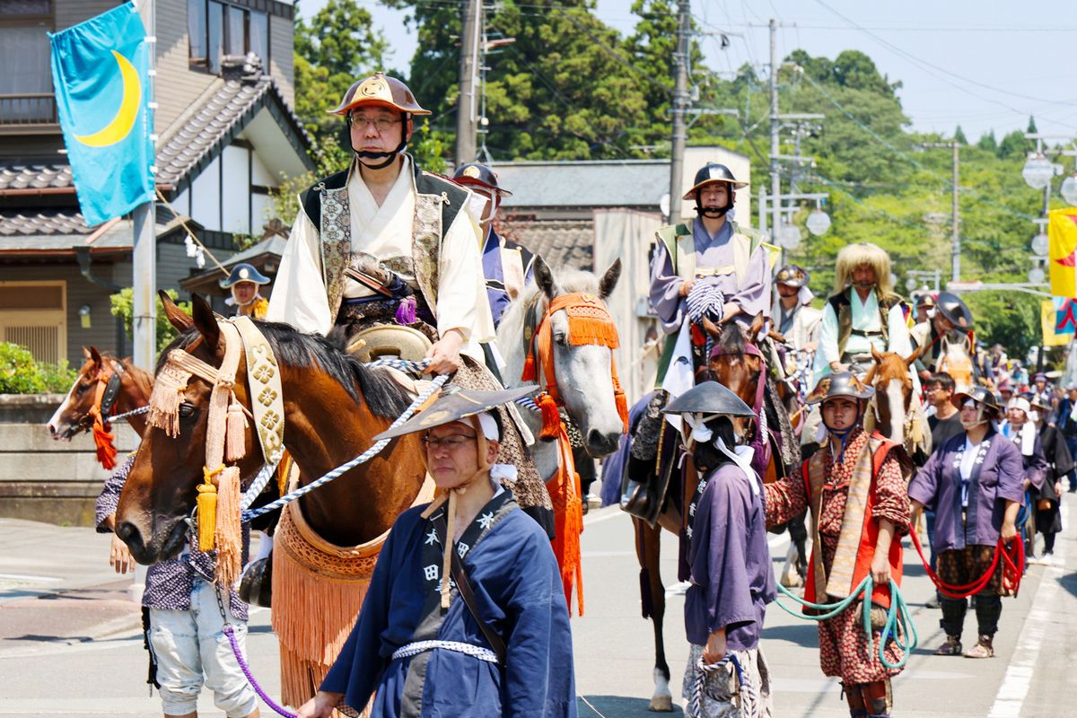 南相馬市小高区の行列を行った後、同市原町区の雲雀ケ原祭場地の本陣を目指した相馬藩の騎馬武者たちが総大将のもとへと集いました。写真は各地区で行列を行う騎馬武者らの様子。