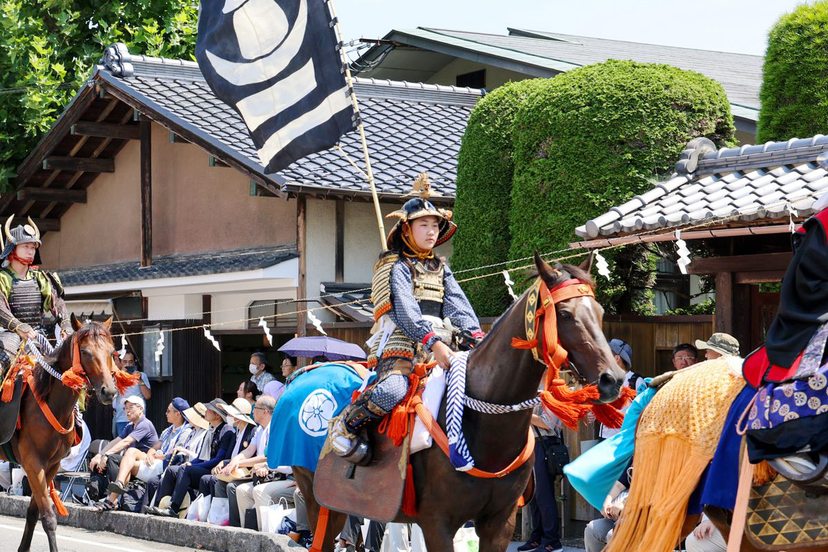 雲雀ケ原祭場地を目指し南相馬市原町区の「野馬追通り」を甲冑を身にまとった相馬藩の全騎馬が行列しました。