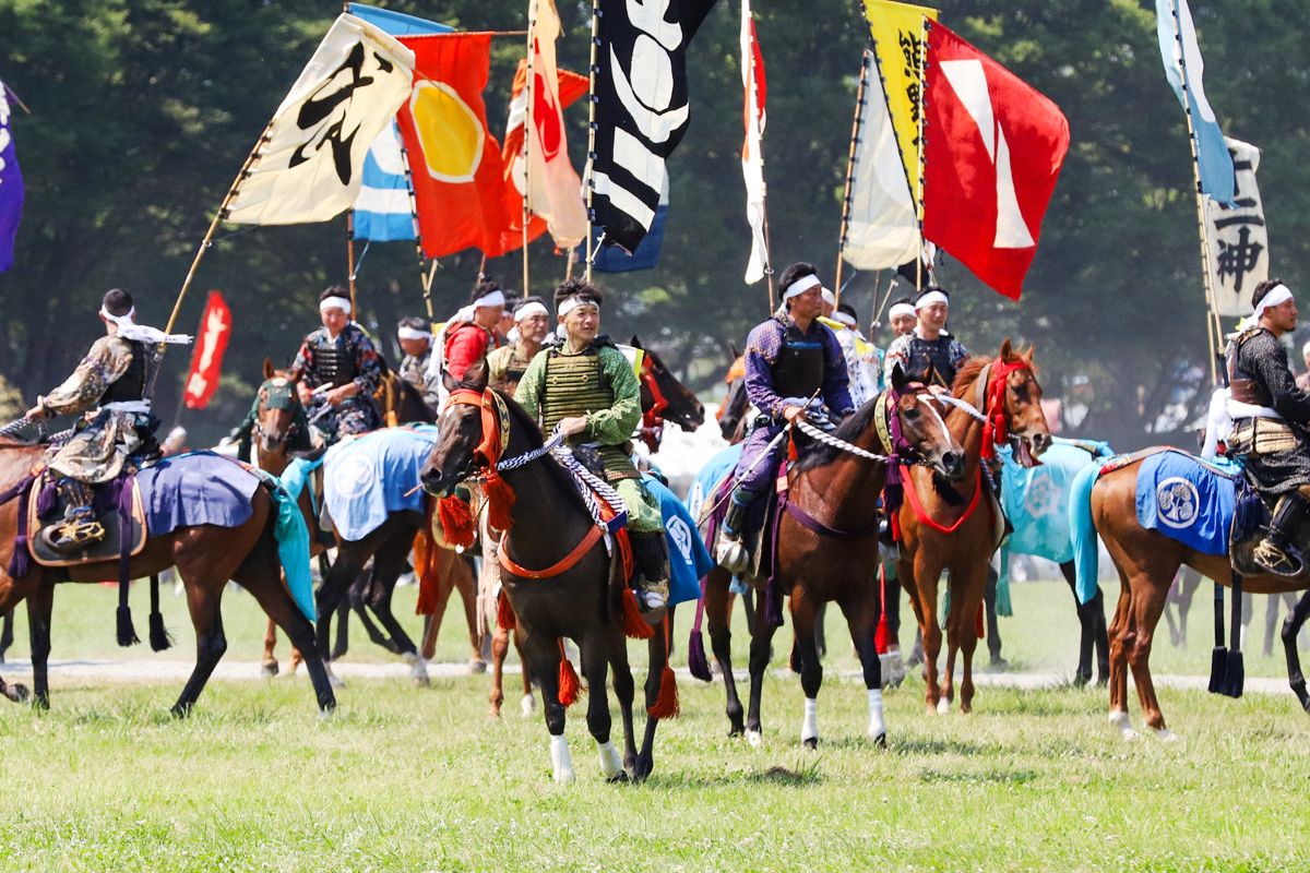 祭場地に到着した各郷の騎馬武者たちは「甲冑競馬」、「神旗争奪戦」を行い、武勲を挙げた武者は、観客で埋め尽くされた本陣山の山頂まで「羊腸の坂」を駆け上がりました。写真は神旗争奪戦で奮闘する小野田会長。