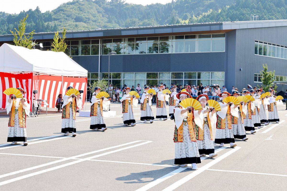 県内外から相馬流れ山踊り保存会の会員15人が集まり、伝統の舞を勇壮に踊り、武勲を挙げた騎馬武者たちを迎えました。