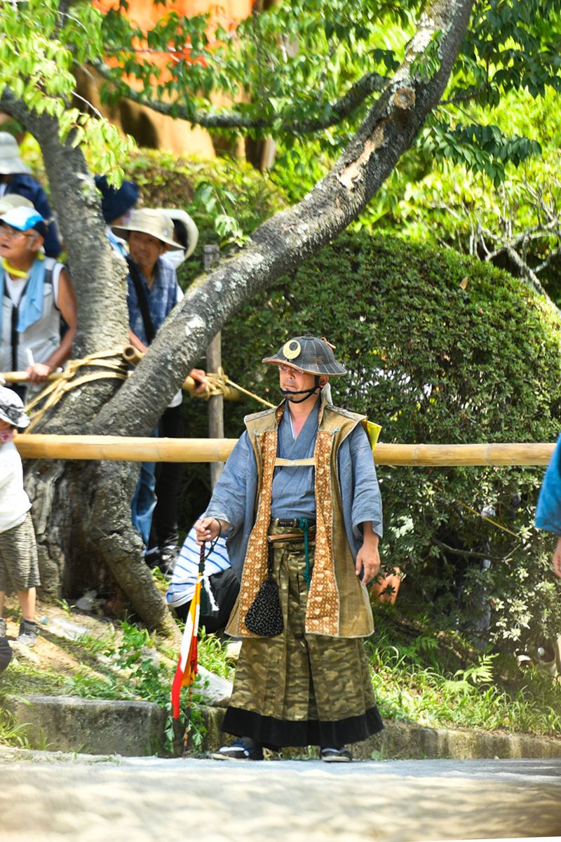 馬を追い込む矢来の出入りを管理する鈴木さん