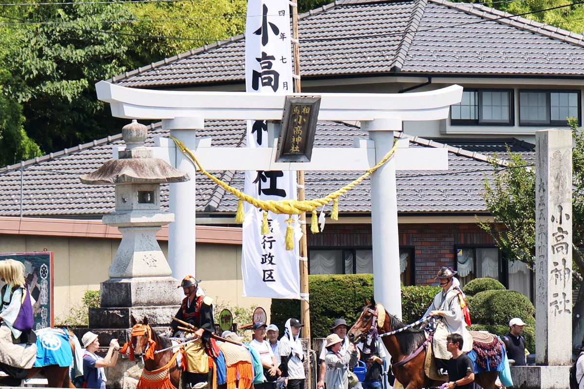 標葉郷は小高郷と合流すべく、南相馬市小高区の相馬小高神社へ向かい、同神社で小高郷の騎馬に合流すると「御発輿（ごはつれん）」に参加。御神輿（ごしんよ※おみこしのこと）とともに同区の行列を行いました。