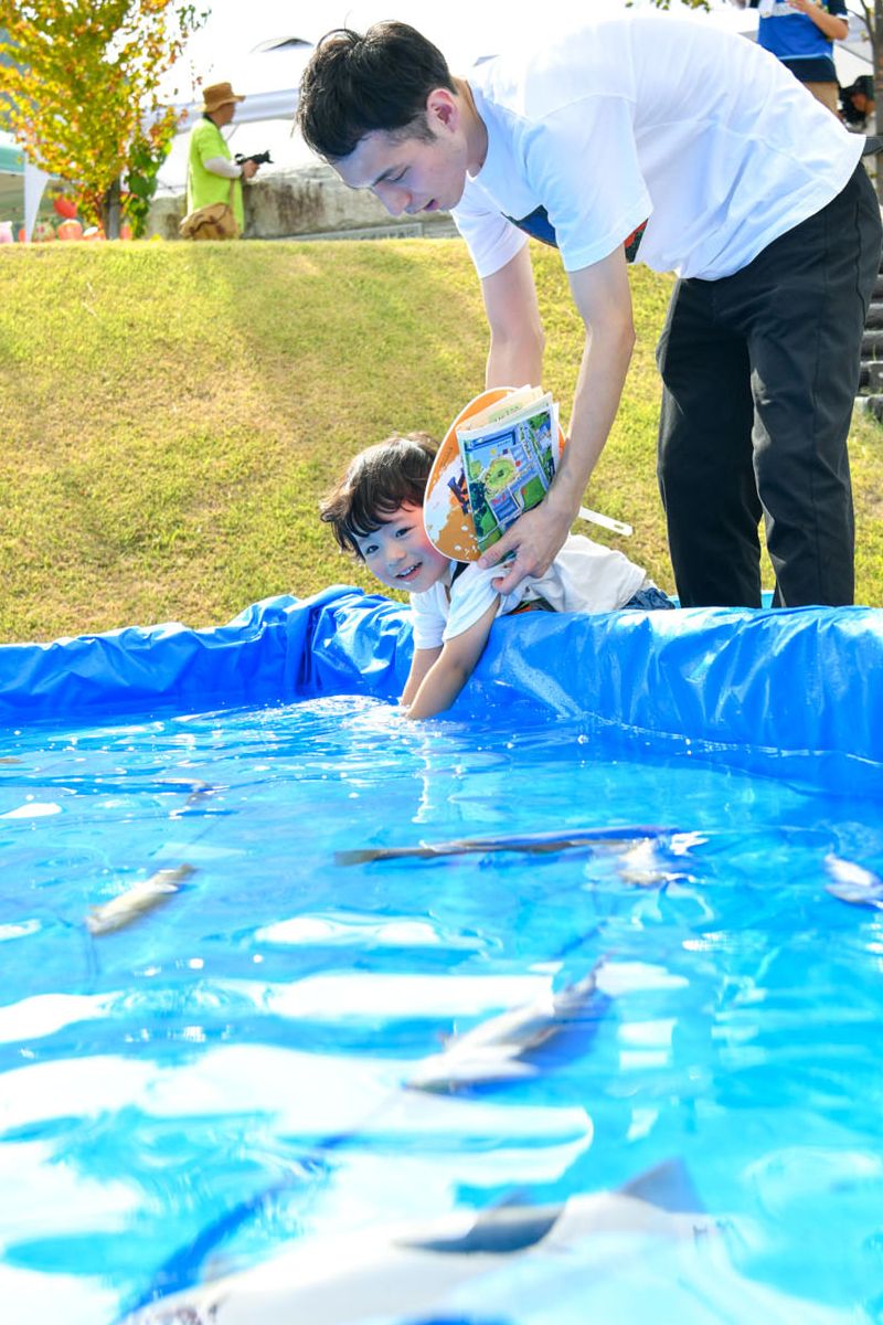 魚のつかみどりでは恐る恐る水の中に手を入れ捕まえようとする子どもたちでしたが、ヌルヌルしている魚体を捕まえるのは簡単ではなかったようです。手からすり抜けて行く魚を見つめながら何度もつかみどりにチャレンジしていました。