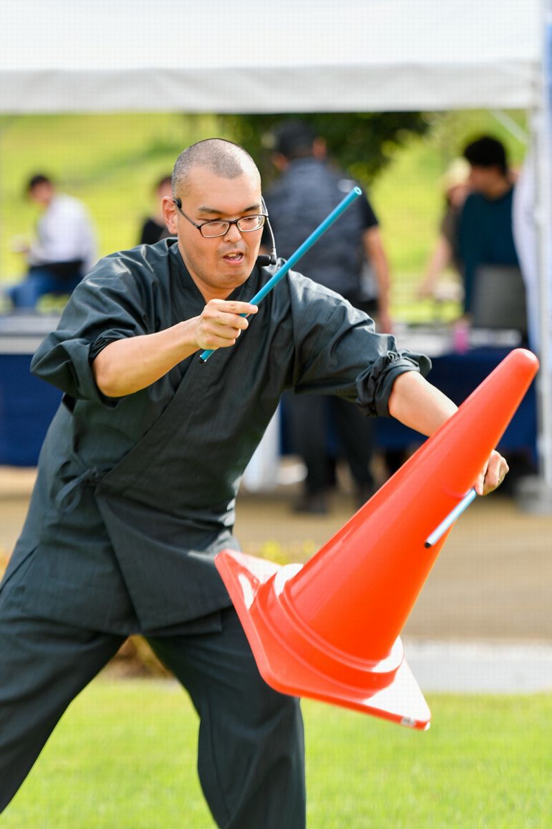 熊川地区遍照寺副住職の大道芸披露に多くの子どもたちが最前列で食い入るように技を見みつめていました。