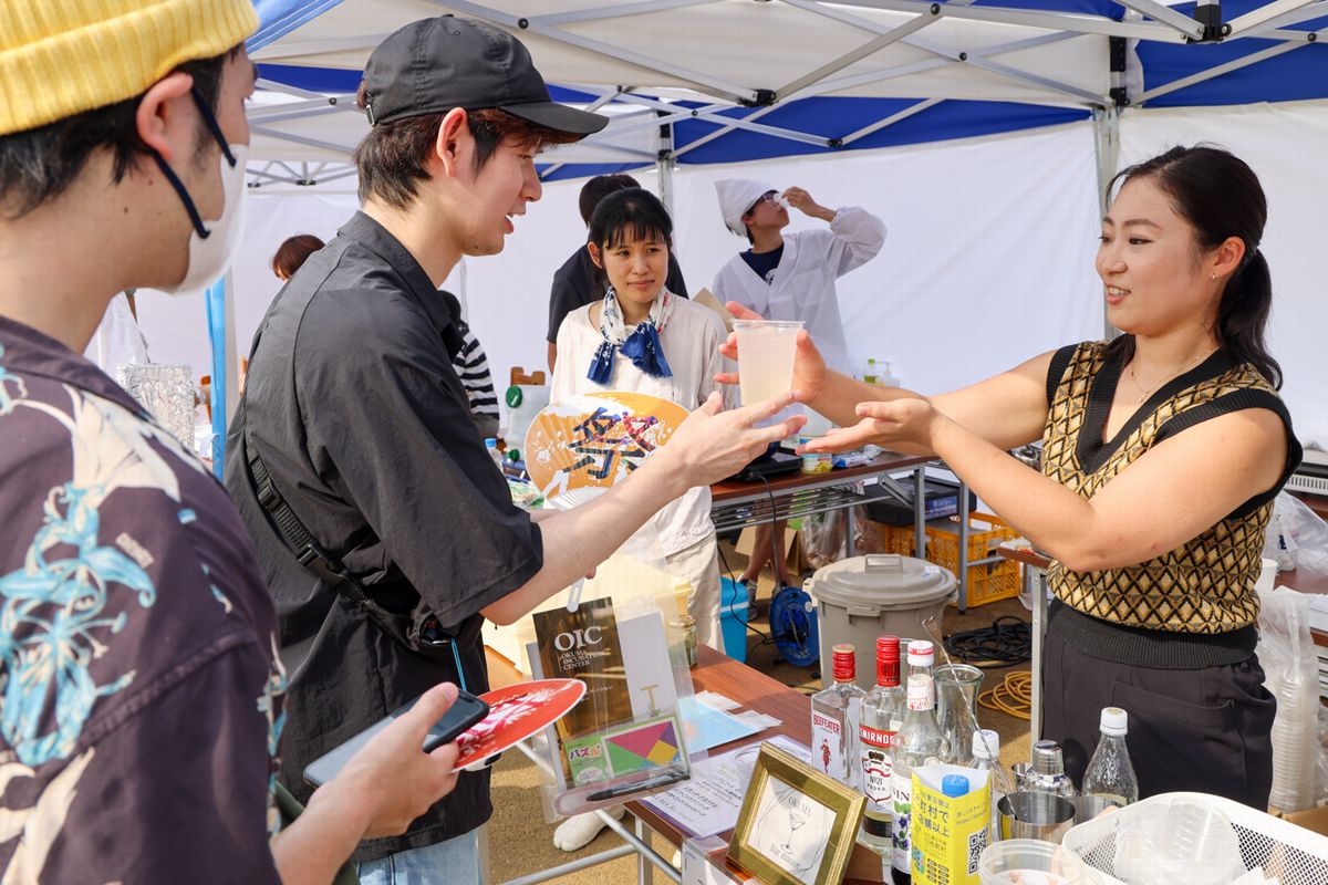 カクテルを提供する近藤佳穂さんのバーテンブース。次々に注文が入りにぎわいを見せていました。