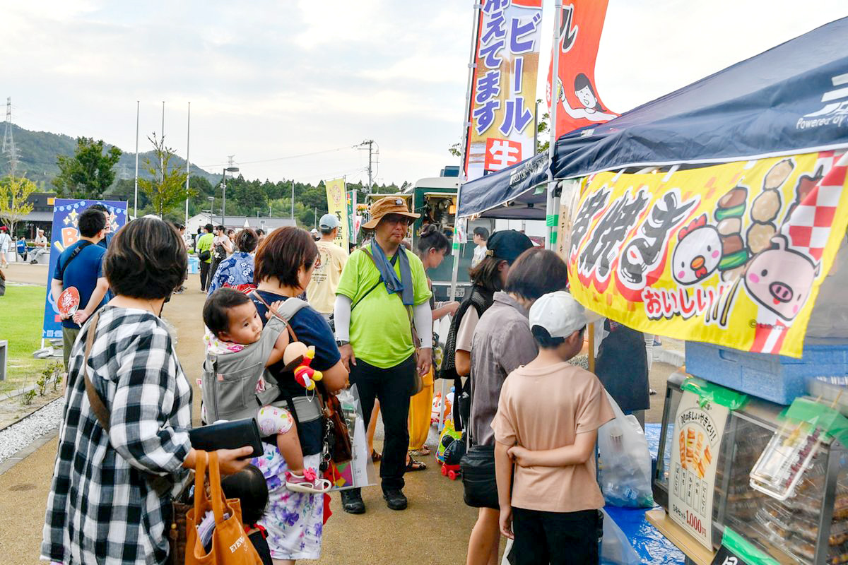 まつりといえば屋台。広場の周りには懐かしのピタサンドや串焼き、おいしいカクテルに大熊のイチゴを使ったビールなどキッチンカーや屋台が多数出店。大勢の来場者を楽しませました。