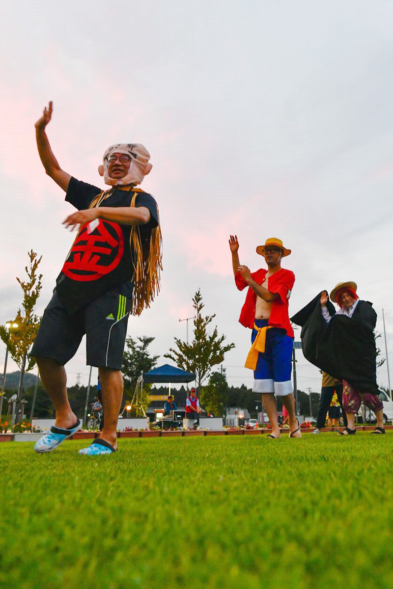 なつ祭り恒例の仮装盆踊り。人気キャラクターのコスチュームを身にまとい踊りを盛り上げました。