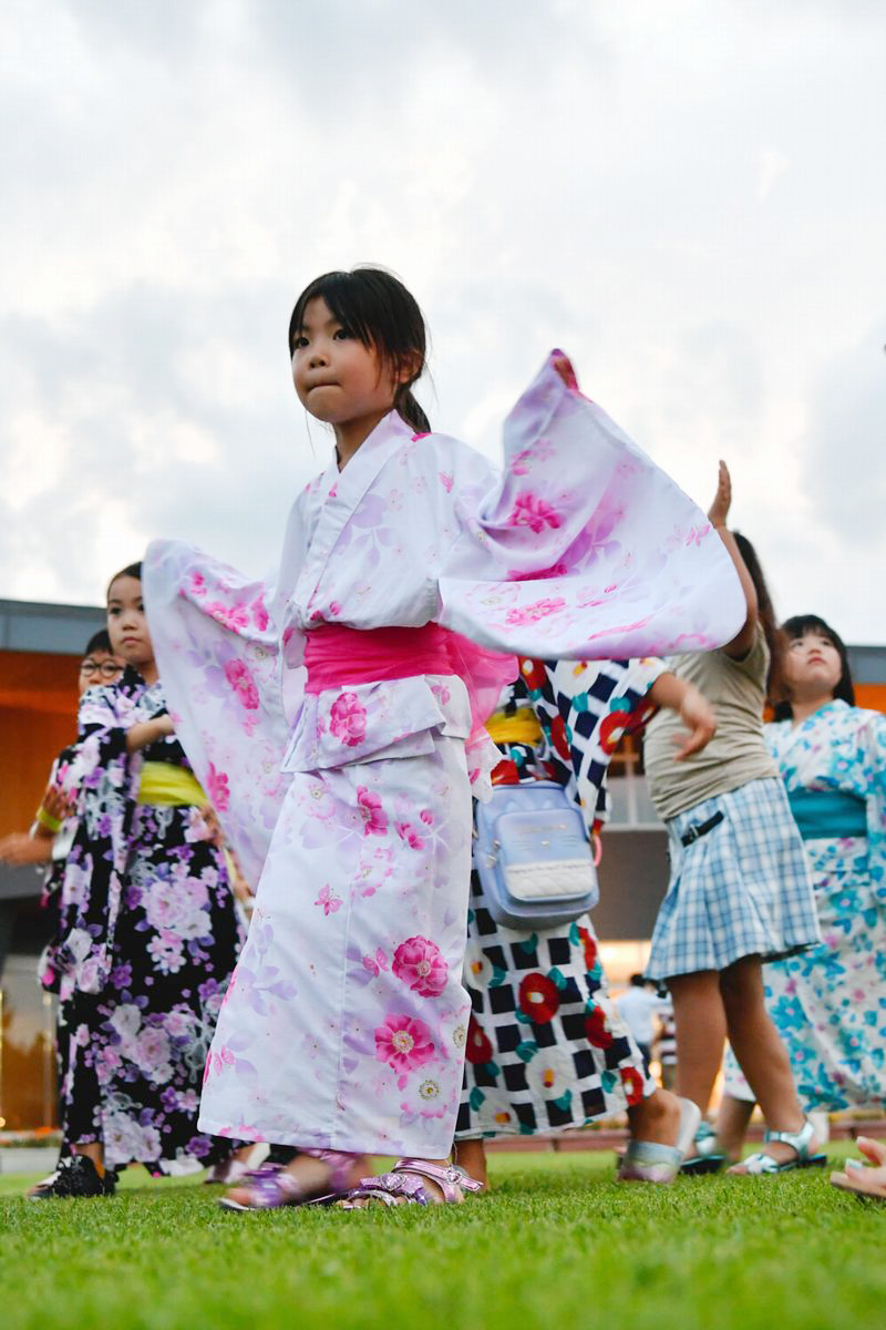 浴衣姿で盆踊り。祭り囃子に気分もノリノリです。